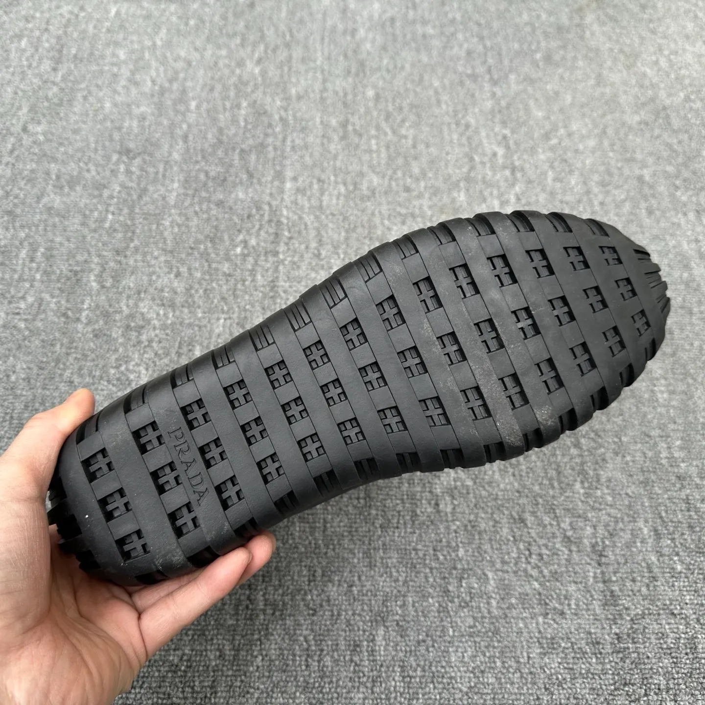 💰880 Prada/Prada’s new men’s spliced ​​casual sports boots! The shoe's exquisite stitching outlines a unique geometric texture, and contemporary lines and details reinterpret the classic sports style. The upper is made of ultra-official material, and the lining is full cowhide. It is lightweight, breathable, practical and versatile. The tongue is decorated with the Prada Milano logo, and the logo print is embellished with the laces. It is paired with a 2.5cm two-color rubber sole to create a comfortable wearing experience. Comes with full set of original packaging dust bag! Size: 39-40-41-42-43-44 (45 customized) standard leather shoe size Item number: 41274651